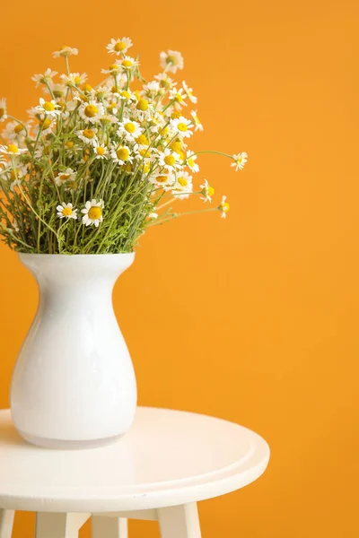 Vase Beautiful Chamomiles Table Color Background — Stock Photo, Image