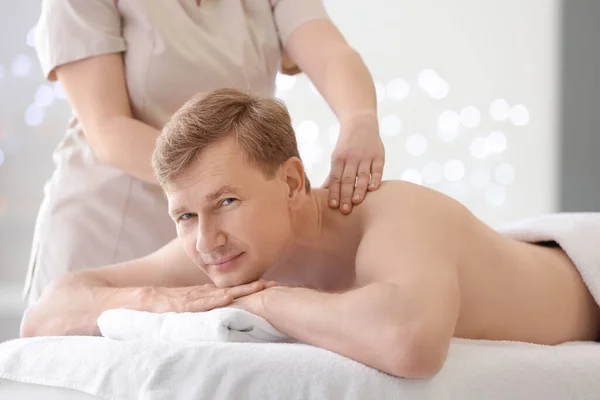 Knappe Man Ontvangt Massage Spa Salon — Stockfoto