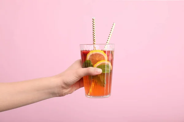 Mano Con Vaso Limonada Fresca Fresa Sobre Fondo Color —  Fotos de Stock