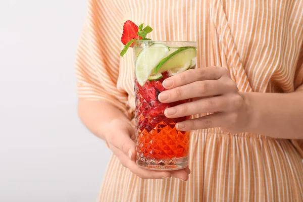 Kvinna Som Håller Glas Färska Jordgubbar Lemonad Ljus Bakgrund Närbild — Stockfoto