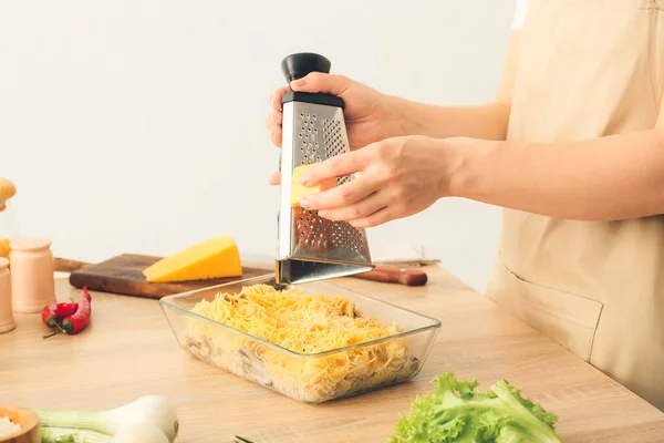 Vrouw Bereidt Smakelijke Pasta Bakvorm Tafel — Stockfoto