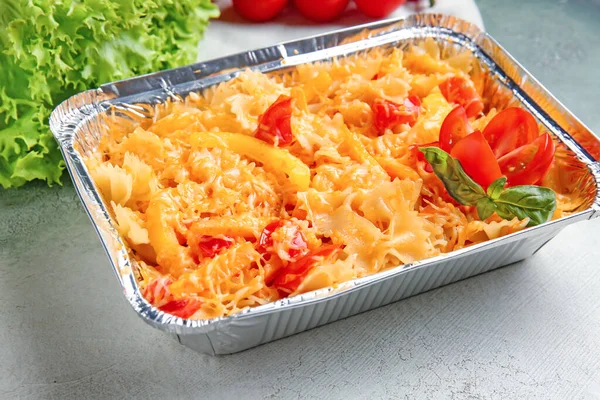 Lekker Gebakken Pasta Schotel Lichte Achtergrond — Stockfoto