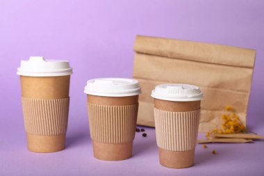 Renkli arka planda paket kahve fincanları