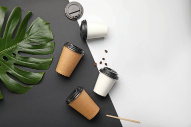 Siyah beyaz arka planda kahve fincanları.