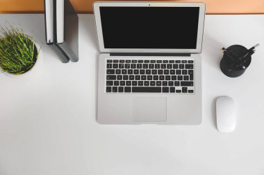 İş yerinde modern laptop, üst görünüm