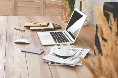 Dizüstü bilgisayarı olan modern bir iş yeri