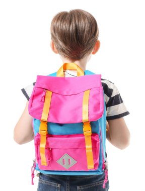 Beyaz arka planda şirin bir okul çocuğu.