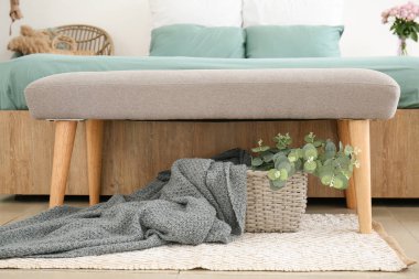 Modern odanın içinde büyük bir yatak ve bank.