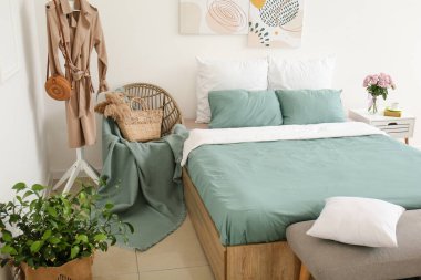 Modern yatak odasının iç dekorasyonu.