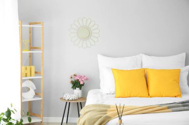 Modern yatak odasının iç dekorasyonu.