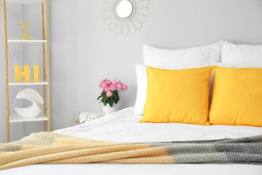 Modern yatak odasının iç dekorasyonu.