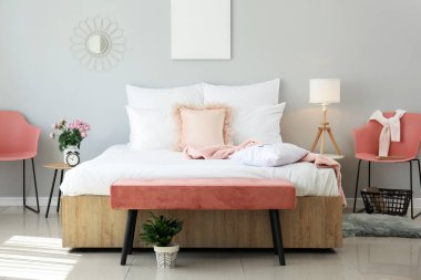 Modern odanın içinde büyük bir yatak ve bank.