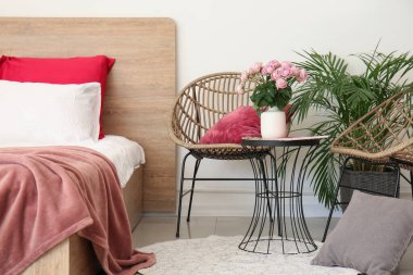 Modern yatak odasının iç dekorasyonu.