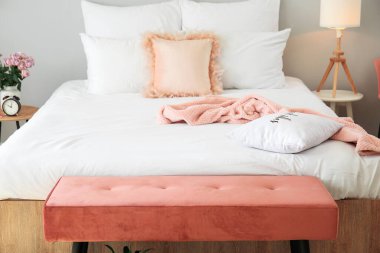 Modern odanın içinde büyük bir yatak ve bank.