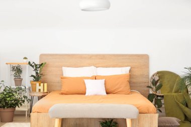 Modern odanın içinde büyük bir yatak ve bank.