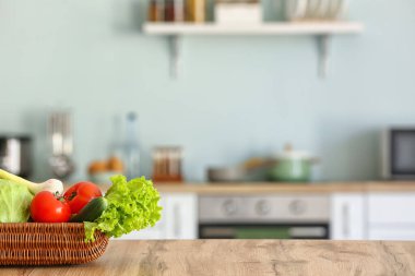 Mutfak masasında taze sebzeli sepet.