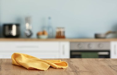 Mutfak masasında temiz peçete.