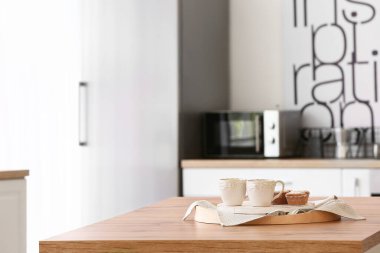 Mutfak masasında çay olan lezzetli kekler.