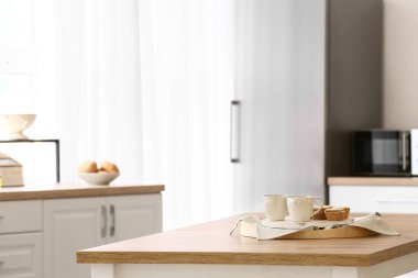 Mutfak masasında çay olan lezzetli kekler.