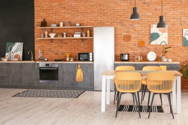 Yemek masası olan modern mutfağın şık iç tasarımı.