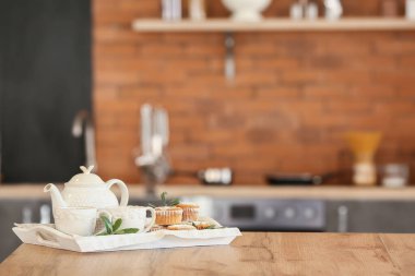 Mutfak masasında çay olan lezzetli kekler.