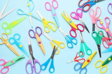 Renk arkaplanı üzerine makas