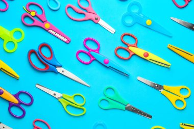 Renk arkaplanı üzerine makas