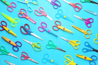 Renk arkaplanı üzerine makas