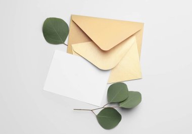 Beyaz arkaplanda zarflar olan boş kart