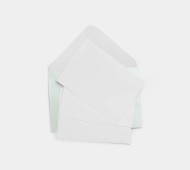 Beyaz arkaplanda zarf olan boş kartlar