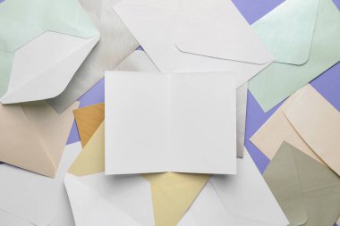 Renk arkaplanında zarflar olan boş kart