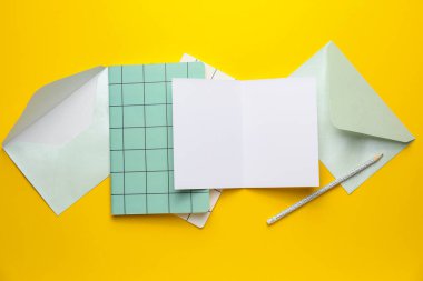 Zarflı boş kart ve renk arkaplan üzerinde kırtasiye