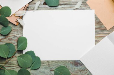 Ahşap zemin üzerinde boş kartı olan kompozisyon