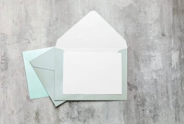 Gri arkaplanda zarflar olan boş kart