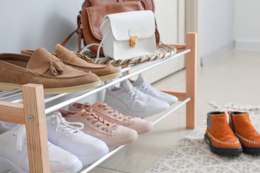 Modern salonun içinde şık ayakkabılarla ayakta durun.