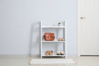 Modern salonun içinde şık ayakkabılarla ayakta durun.