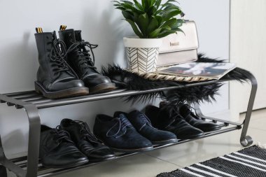 Modern salonun içinde şık ayakkabılarla ayakta durun.