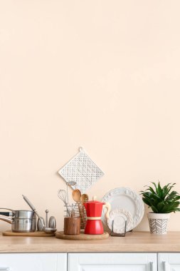 Mutfak tezgahındaki çatal bıçak takımı.