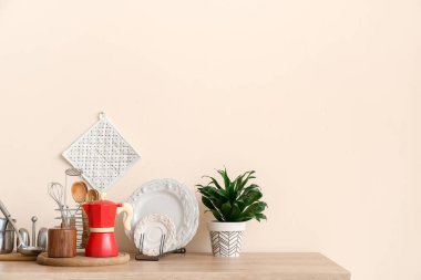 Mutfak tezgahındaki çatal bıçak takımı.