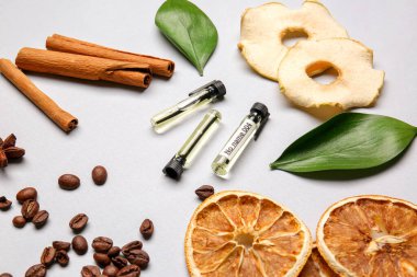 Işık arkaplanındaki parfüm örnekleri