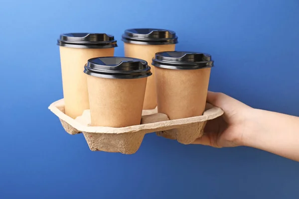 Vrouwelijke Hand Met Afhaalkoffie Kopjes Kleur Achtergrond — Stockfoto