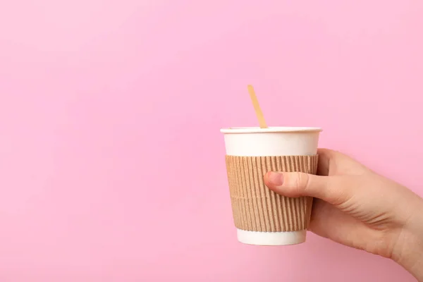 Renkli Arka Planda Kahve Fincanı Olan Bir Kadın — Stok fotoğraf