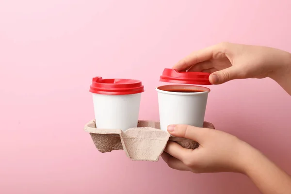 Manos Femeninas Con Tazas Café Para Llevar Sobre Fondo Color — Foto de Stock