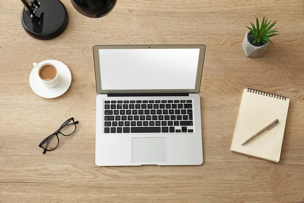 Moderner Arbeitsplatz Mit Laptop Draufsicht — Stockfoto