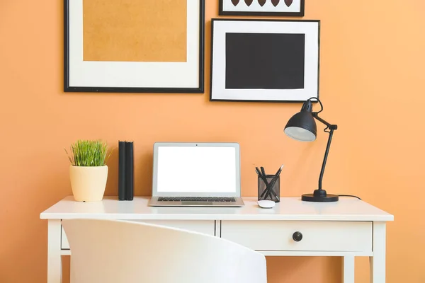 Moderner Arbeitsplatz Mit Laptop Zimmer — Stockfoto