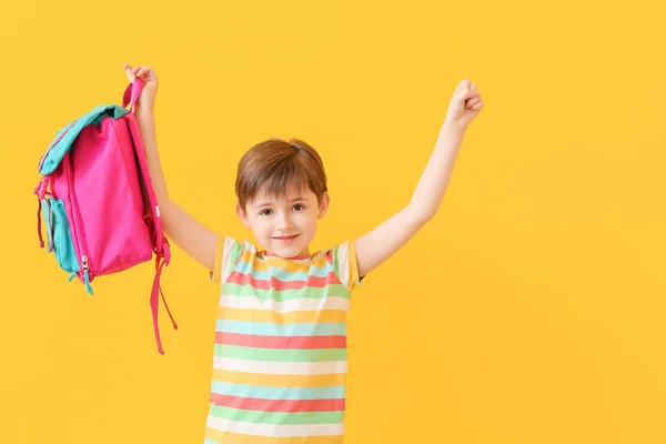 Schattig Klein Schooljongetje Kleur Achtergrond — Stockfoto