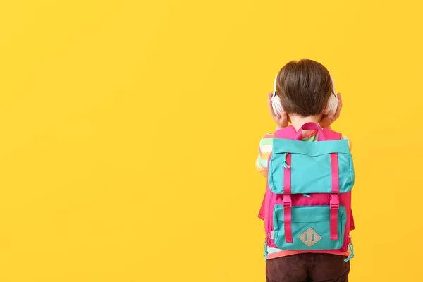 Schattig Klein Schooljongetje Luisteren Naar Muziek Kleur Achtergrond — Stockfoto