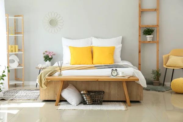 現代的な部屋のインテリアの大きなベッドとベンチ — ストック写真