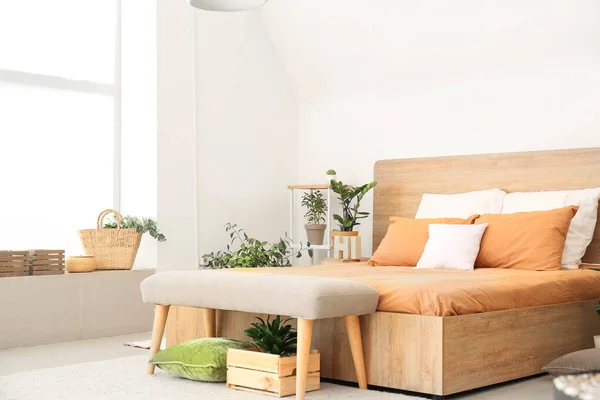 Groot Bed Bank Het Interieur Van Moderne Kamer — Stockfoto