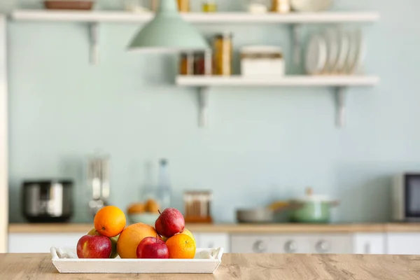 Tablett Mit Frischem Obst Auf Dem Küchentisch — Stockfoto